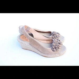 NWOT Vidorreta sling back wedges